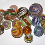 Il 50enne barese Rafael La Perna ne possiede migliaia. IL collezionista ci mostra le "handmade marbles" prodotte all�inizio del 900 in Germania e riconoscibili dalle �cicatrici� ai due poli causate dalla lavorazione manuale e artigianale  